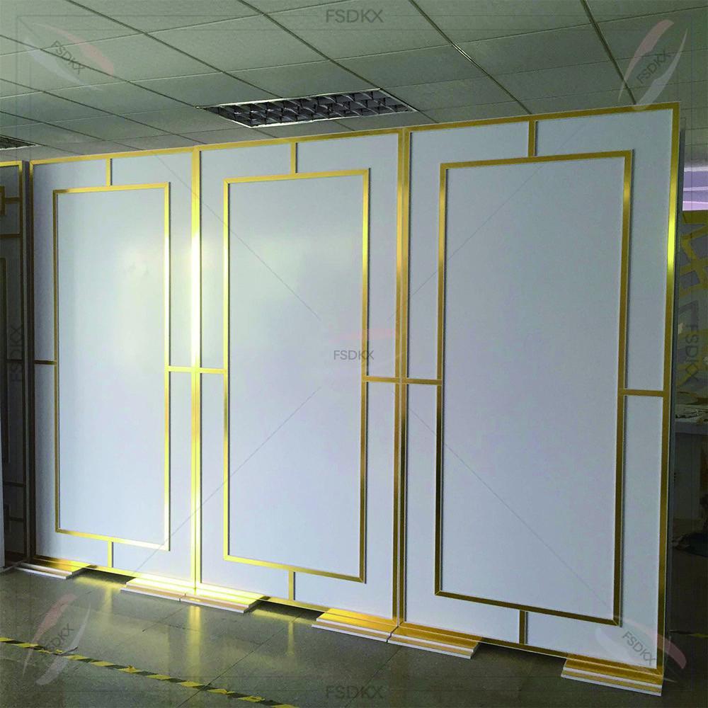 Shiny Gold Party Supplies Back - Wedding Supply Rentals avis et prix